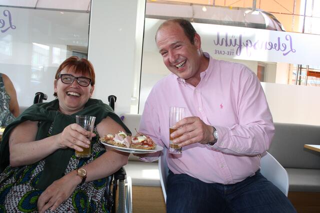 Prost und Mahlzeit: Vizepräsidentin Hanna Kamrat und Landespräsident Anton Henckel-Donnersmark | Foto: RMK