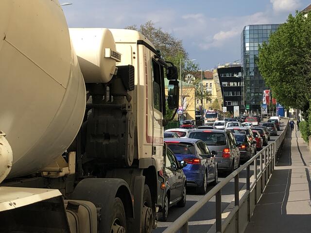 Anrainerin Elisabeth F. möchte die Schwerlaster von der Grünbergstraße verbannen.