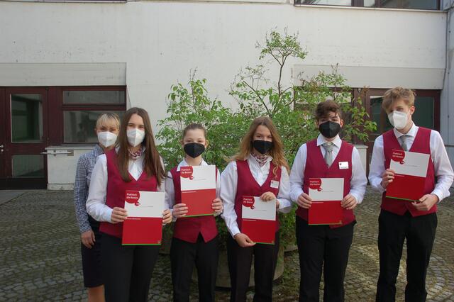 Die erfolgreichen Absolventen der Kaffeekennerausbildung der 1B-Klasse aus St. Pölten: Elektra Gabloner, Anna Zimmermann, Miriam Greibich, Felix Lakomy, Ben Gotschim (v. l.) mit Fachlehrerin Katharina Schober. | Foto: HAIDERER