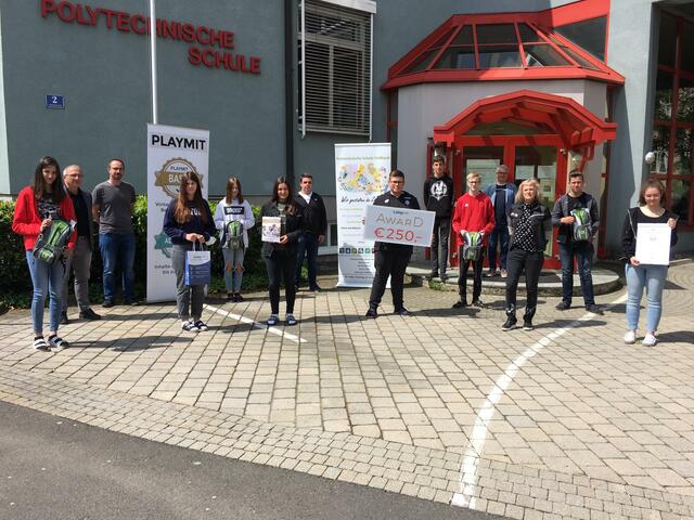 Preisübergabe: Die erfolgreichen Schüler der Polytechnischen Schule Feldbach mit Direktor Gerald Posch (2.v.l.), Projektbetreuerin Elisabeth Novak (3.v.r.) und Palymit-Vertriebsleiter Michael Heppler (4.v.r.). | Foto: PTS Feldbach