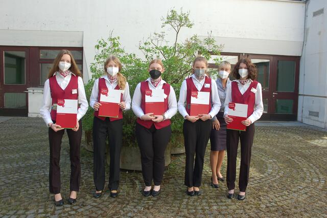 Die erfolgreichen Absolventen der Kaffeekennerausbildung: Johanna Atzinger, Katharina Bauch, Sophia Hochenthaner, Emma Petrovcinova, Lilli Radl mit Fachlehrerin Katharina Schober. | Foto: Haiderer