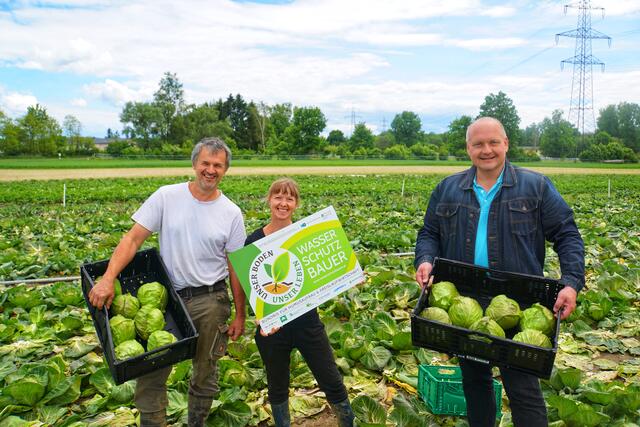Die engagierten Wasserschutzbauern Andi Reiter und Ingrid Mach mit Bgm. Gerald Wonner (r.), der das nachhaltige Projekt unterstützt. | Foto: Ulrich