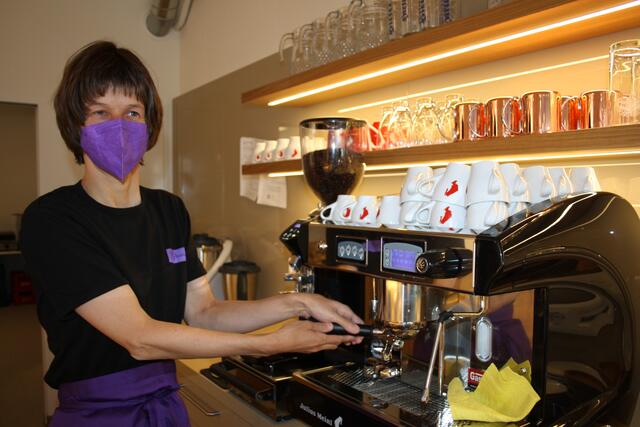 Rita Walchensteiner beim Kaffee machen. | Foto: RMK