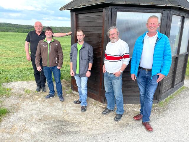 Obmann Sepp Deißenberger, Markus Eder, Herbert Ettenauer, Josef Fink und Alfred Eder sind stolz auf ihre frisch renovierte Bushütte zwischen Egelsee und Scheibenhof. | Foto: Doris Necker