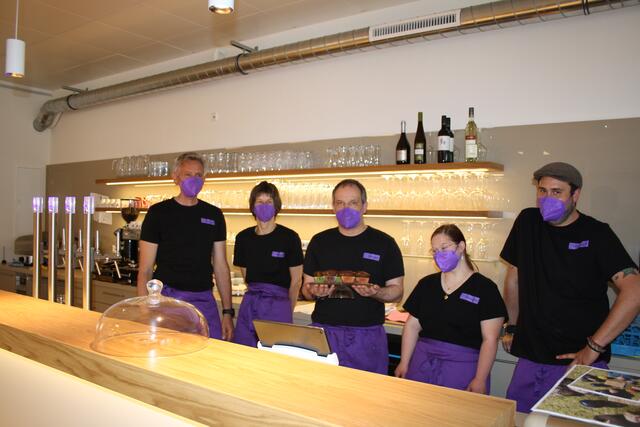 Hinter der Bar: Arnold Struggl, Rita Walchensteiner, Michael Turner, Elena Winkler und Andreas Munter. | Foto: RMK