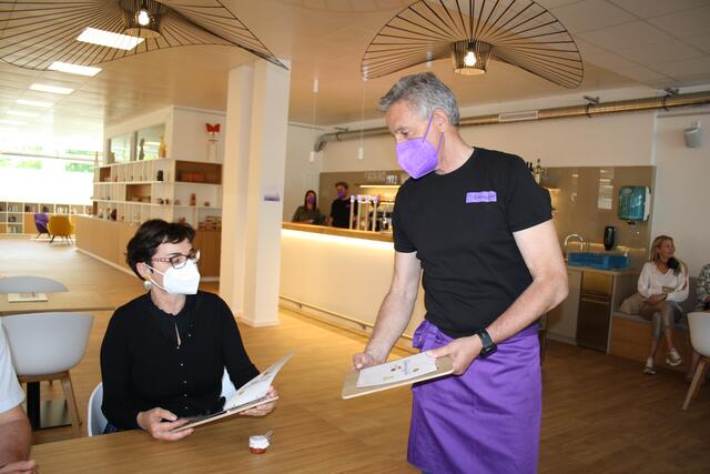 Landeshauptmann Stellvertreterin Beate Prettner lässt sich von Arnold Struggl die Speisekarte zeigen | Foto: RMK