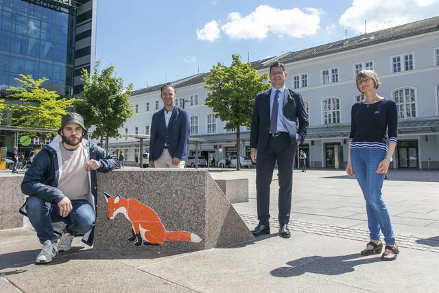Valentin Alfery (künstlerischer Leiter), Vize Bernhard Auinger, Erich Pirkl (ÖBB) und Barbara Köstler-Schruf (Kulturabteilung).  | Foto: Stadt Salzburg/Wildbild 