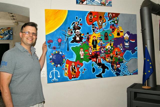 Matthias Laurenz Gräff vor seinem Gemälde "Vision NEOS. Die Vereinigten Staaten von Europa" (Öl auf Leinwand, 100x150 cm)