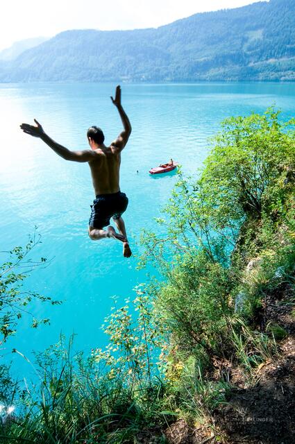 Rein ins Nass! Österreichs Badeseen haben beste Wasserqualität. Hier am Bild: Die Falkensteinwand ist seit vielen Jahren eine Kletterwand und Treffpunkt für Klippenspringer. Mit einer Absprunghöhe von bis zu 28 m gehört die Falkensteinwand zu den weltweit höchsten Klippen, von denen gesprungen wird.
