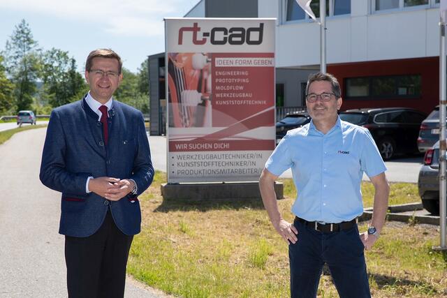 Betriebsbesuch bei Fa. rt-group in Uttendorf – v.l.: Wirtschafts-Landesrat Markus Achleitner mit Roland Tiefenböck, Geschäftsführer der rt-group. | Foto: Land OÖ/Vanessa Ehrengruber