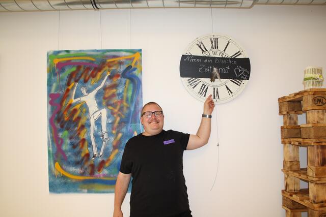 Marcus Tiefnig präsentiert die von ihm gefertigte Uhr. | Foto: RMK