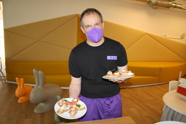 Marcus Tiefnig serviert den Gästen feine Brötchen | Foto: RMK
