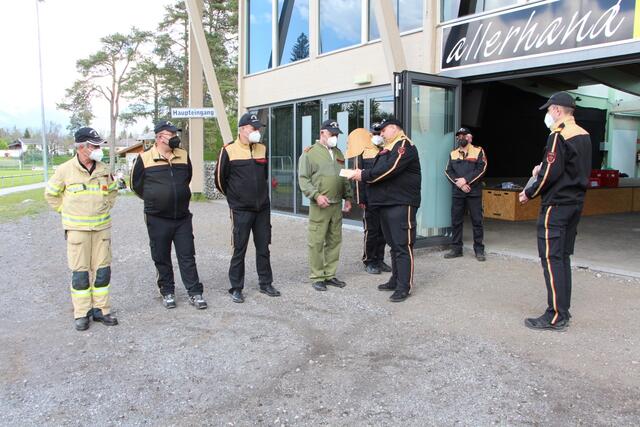Für seinen jahrzehntelangen Einsatz als Ausbilder erhielt Manfred Waldvogel ein Geschenk. | Foto: BFV Reutte