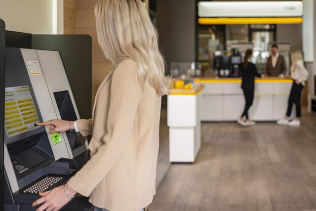 In einer Commerzbank-Filliale in Stuttgart steht bereits einer der KEBA-Bankomaten. | Foto: Fotohaus Kerstin Sänger