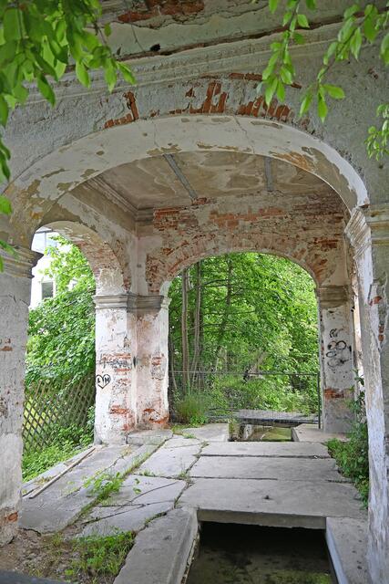 Der Torbogen im Schlosspark Lichtnegg wird saniert. | Foto: Stadt Wels