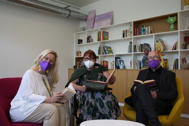 Elisabeth Lerch, Hanna Kamrat und Bertram Frantz nahmen in der Bücherecke Platz. | Foto: RMK