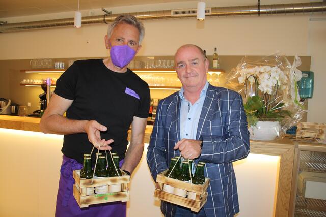 "Lebenscraft" Bierbrauer Arnold Struggl und Ideenlieferant Franz Warum mit einen 6er-Tragerl. | Foto: RMK
