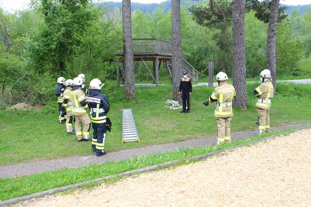 Beim Praxistag mussten die angehenden Feuerwehrfrauen und -männer ihr Wissen unter Beweis stellen. | Foto: BFV Reutte
