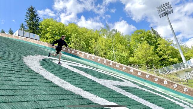 Sportredakteur Alex Zauner stürzte sich am Seil hinunter. Er durfte mit seinen Bezirksblätter-Kollegen das Laufevent exklusiv testen. | Foto: Alexander Holzmann