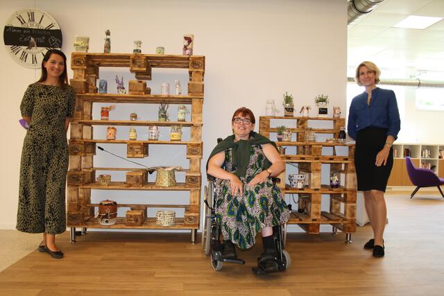 Strahlten: Katharina Happe, Hanna Kamrat und Geschäftsführerin Silke Ehrenbrandtner  | Foto: RMK