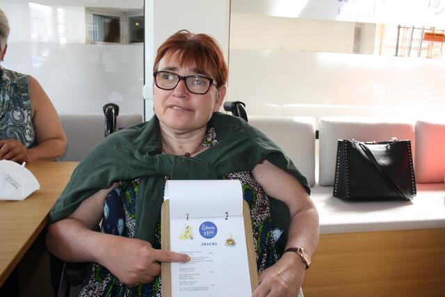 Hanna Komrat, Vizepräsidentin der österr. Lebenshilfe, hat ihre Lieblingsspeise auf der Karte gefunden... | Foto: RMK