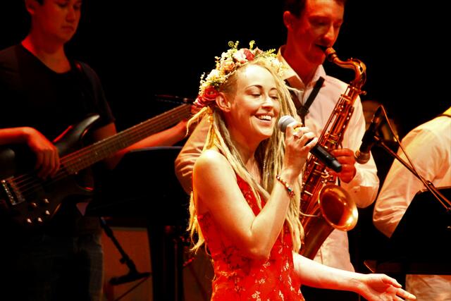 Isa Jan verblüffte nicht nur mit ihrem blumigen Haarschmuck sondern begeisterte auch mit ihrer Stimme bei einem Song von Björk. | Foto: Hofmüller (53x)