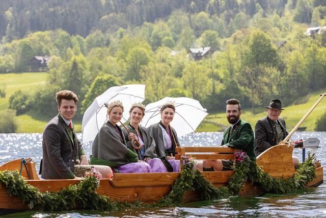 Die Narzissenhoheiten: Prinzessin Katharina Raich, Königin Petra Ladreiter und Prinzessin Simone Wiesauer bei ihrer Fahrt auf dem Grundlsee | Foto: Martin Huber/Narzissenfestverein