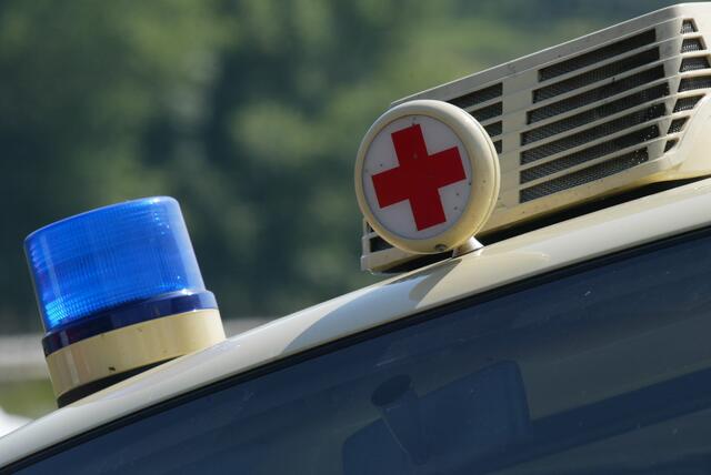 Die Beifahrerin wurde ins Krankenhaus geflogen, der Lenker mit der Rettung ins Spital eingeliefert.  | Foto: Rotes Kreuz / Neumayr (Symbolfoto)