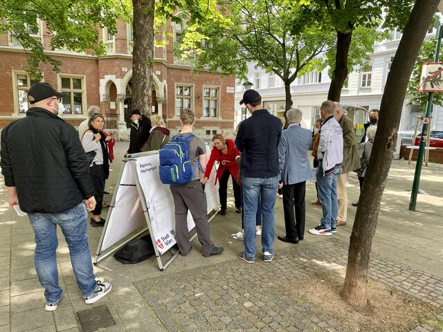 Bezirksvorsteherin Lea Halbwidl (Rote Jacke, Mitte) informierte in einem ersten Anrainergespräch über das Projekt Begrünung für die Weyringergasse. | Foto: Barbara Schuster