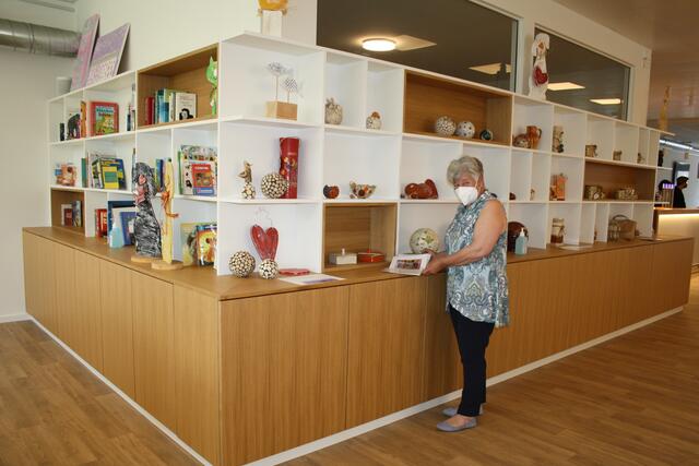 Andrea schmöckert bei den Deko-Sachen | Foto: RMK