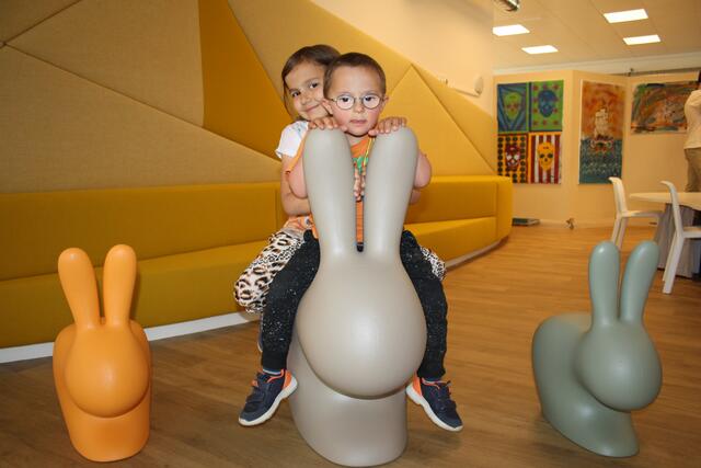 Die Kids Helena und Joel haben Spass. | Foto: RMK