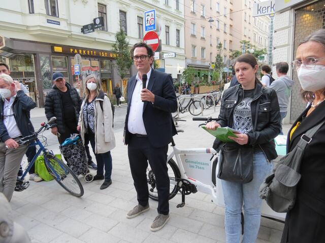 Bezirksvorsteher Markus Reiter und die Vertreterin der IG Kaufleute, Michaela Schmid, im Gespräch mit Anrainern.