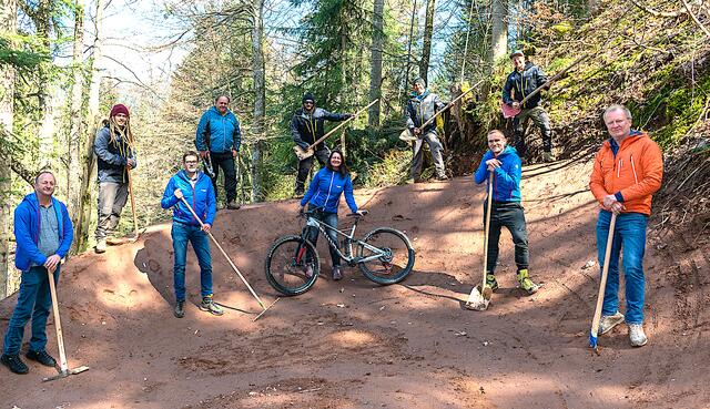 Spatenstich zur Bikearea mit TVB Obfrau, Vorstand und Geschäftsführer sowie Bergbahn-Geschäftsführung und den Streckenbauern. | Foto: M. Jöbstl