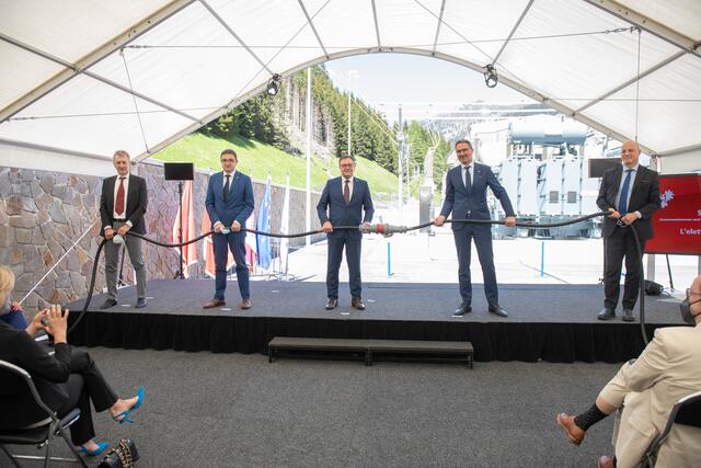 V.li.: Erich Entstrasser (TIWAG), LH Maurizio Fugatti, LH Günther Platter, LH Arno Kompatscher und Adel Motawi (TERNA). | Foto: Land Tirol/G. Berger