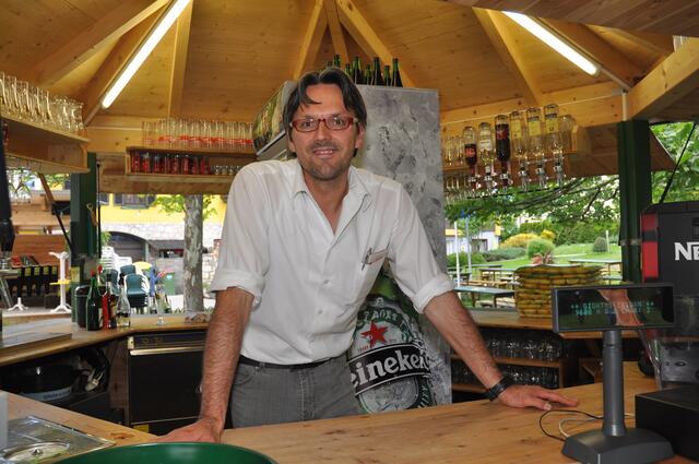 Gregor Krappinger und Team sind bereit für die Bauernmarktsaison. Kulinarisch geboten werden Feines vom Grill sowie kühle Getränke.