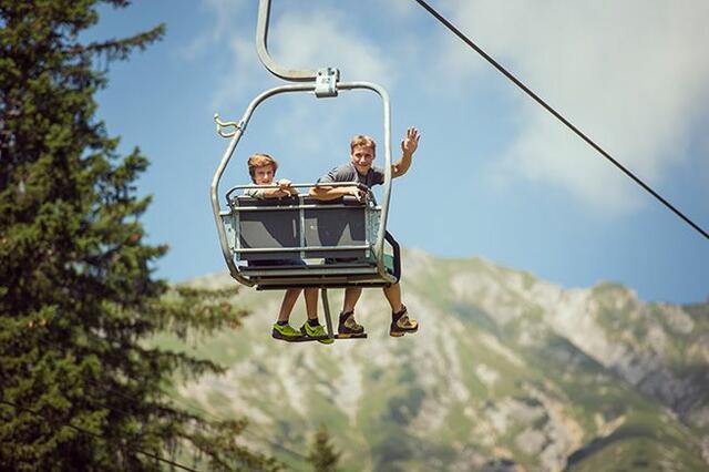 Nach 26 Jahren heißt es „Tschüss“: Die alten Liftsessel der Alpjoch-Bahn können ab sofort direkt bei den Imster Bergbahnen erworben werden. | Foto: Bergbahnen