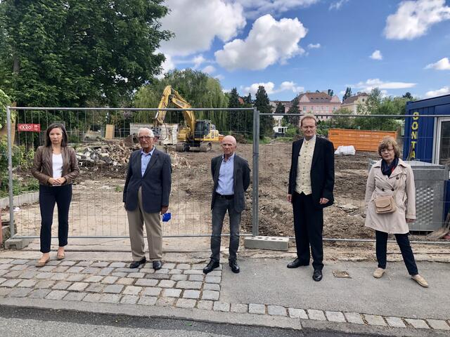 Alexandra Dörfler, Ludwig Neumann, Josef Rapp, Christian-André Weinberger und Alice Kozich (v.l.) beim Lokalaugenschein. | Foto: Pro Wilhelminenberg 2030