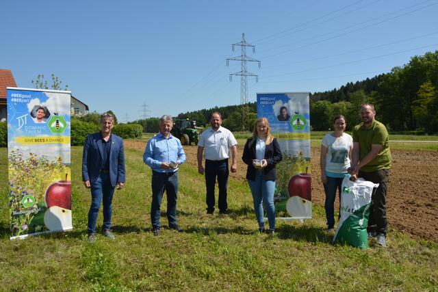 Vertreter des Bauernbundes und der Landwirtschaftskammer Hartberg-Fürstenfeld mit Frutura-Chefs Manfred und Katrin Hohensinner beim Anlegen der Blühfläche bei Bauernbrot Rene Nöhrer in Unterdombach.