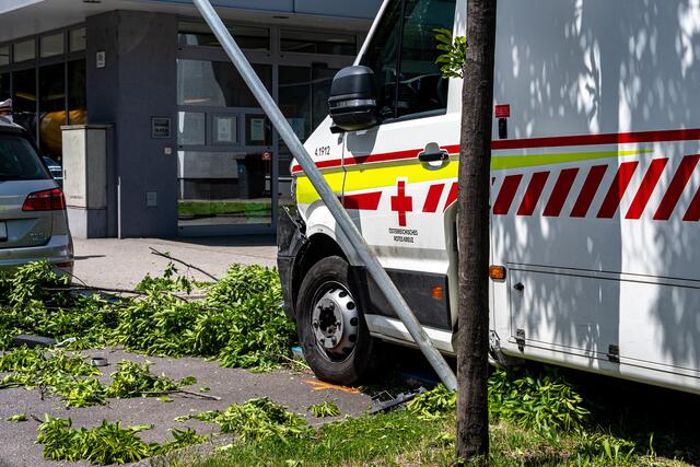 Das Rettungsfahrzeug war zum Unfallzeitpunkt mit Blaulicht im Linuer Stadtgebiet unterwegs | Foto: fotokerschi.at