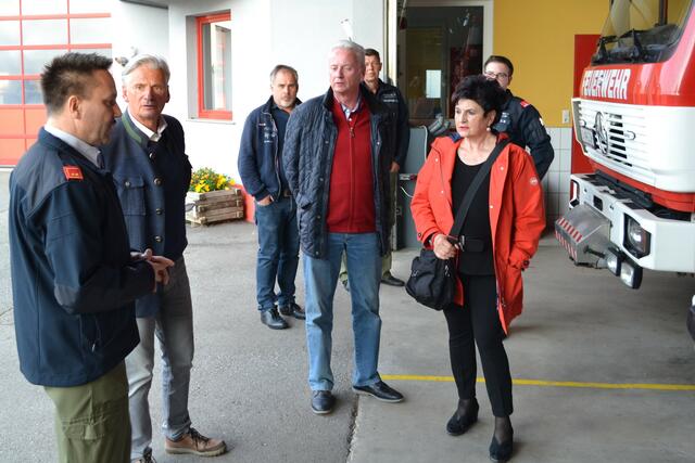 Interessiert lauschten den Ausführungen von Kommandant-Stellvertreter Markus Zuschnig (vorne rechts) unter anderen Juwelier Gerhard Pobaschnig, Versicherungsexperte Walter Graier, Daniel Longitsch von Blumen-Genuss Hasshold und Lions-Präsidentin Wilma Warmuth. Gerätewart Christian Dalmatiner und Gruppenkommandant Mario Wilpernig (hinten) gaben Einblick in ihre Aufgaben. | Foto: ff-althofen.at