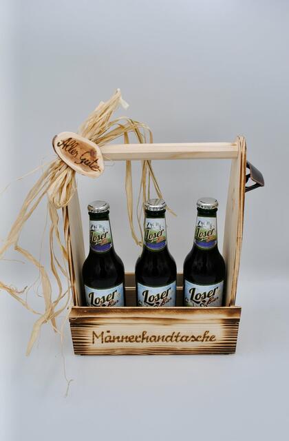 Auch die mit Bier gefüllte „Männerhandtasche“ kann punkten.  | Foto: Kaufdahoam.at