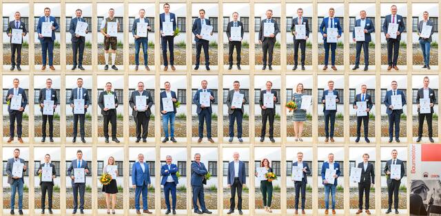 Die neuen Baumeister mit Josef Rathgeb (u. 5. v. l.), Bau-Landesinnungsmeister Norbert Hartl (u. 6. v. l.), WKOÖ-Vizepräsident Leo Jindrak (u. 7. v. l.) und Innungsgeschäftsführer Markus Hofer (u. 8. v. l.) als erste Gratulanten. | Foto: Cityfoto