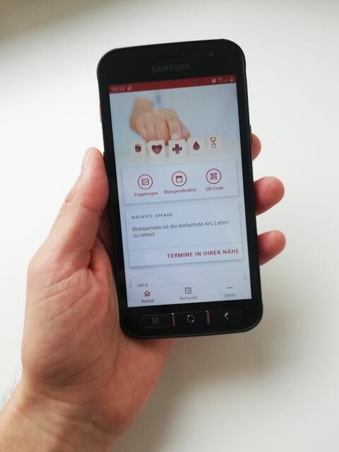 Damit das Blutspenden noch einfacher wird, präsentiert das OÖ. Rote Kreuz zum Weltblutspendetag (14. Juni) die App „MEIN BLUT“. | Foto: OÖRK/Hartl