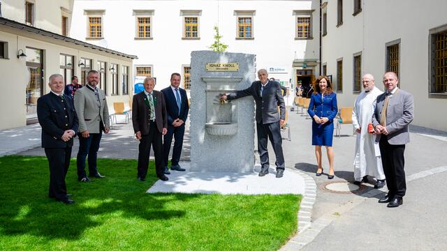 Für seine außergewöhnlichen Verdienste um die Gemeinde Windhaag bei Perg wurde Bürgermeister außer Dienst Ignaz Knoll die Ehrenbürgerschaft verliehen.  | Foto: Gerald Riegler/Gemeinde Windhaag