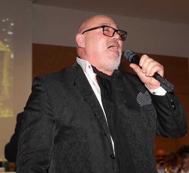 m 10. Juni singen singen Tenor Leon Taudien (am Foto) und Sopranistin Yuko Mitani live im Haus der Begegnung Brigittenau.