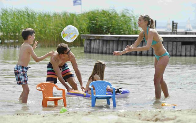 Eine eigene Kinderbucht beschert der ganzen Familie sicheren Badespaß | Foto: steve.haider.com