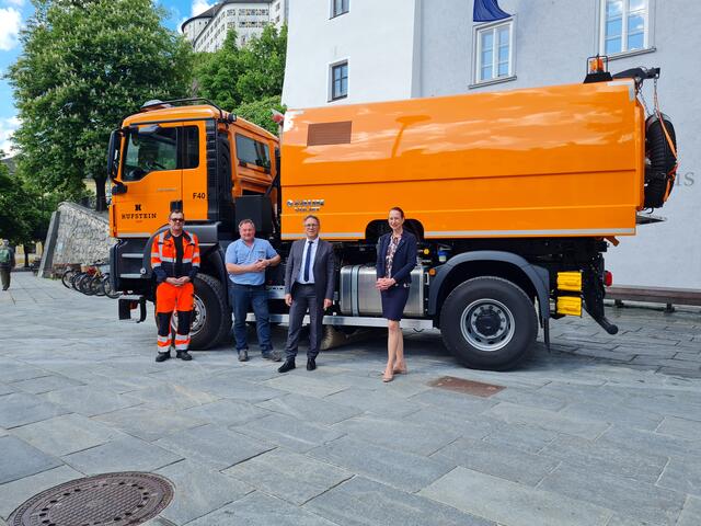 Bauhof-Mitarbeiter Christian Flatschart, Betriebsleiter Thomas Guglberger, Bürgermeister Martin Krumschnabel und Stadtamtsdirektorin Fiona Arnold (v.l.) bei der Übergabe des neuen Fahrzeugs. | Foto: Stadtgemeinde Kufstein/Petter