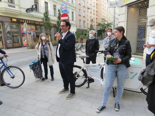 Bezirksvorsteher Markus Reiter und die Vertreterin der IG Kaufleute, Michaela Schmid, im Gespräch mit Anrainern.