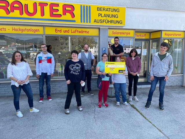 Installateurmeister Andreas Rauter bei der Scheckübergabe an die Vertreter der Stadtwerkstatt der Diakonie de La Tour Waiern.