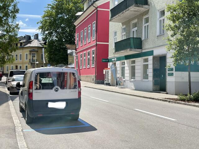 Aktuell steht das Mobile Radar von Bad Ischl in der Götzstraße, das Heck zeigt "stadtauswärts". Achtung: Hier sind nur 30 km/h erlaubt!